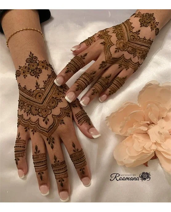 Creative Border With Filigree Along Back Hand Mehndi Design